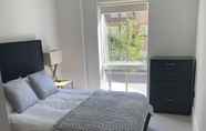 Kamar Tidur 6 Charles Hope Apartments Heathrow North