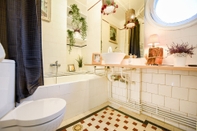 In-room Bathroom Homey - Strada Ion Brezoianu 9