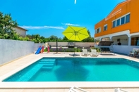 Swimming Pool Spacious Apartment Janko