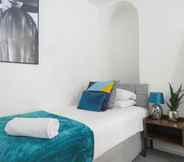 Kamar Tidur 3 Tudors eSuites 4 Bedroom House with Garden & 9 Beds