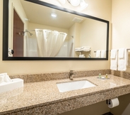 Toilet Kamar 3 Cobblestone Hotel & Suites - Newport