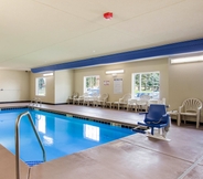 Swimming Pool 6 Cobblestone Hotel & Suites - Newport