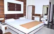 Kamar Tidur 4 The New Holiday Inn