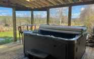 สิ่งอำนวยความสะดวกด้านความบันเทิง 3 Rookery Barn an Amazing Country Retreat hot tub