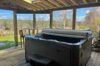 สิ่งอำนวยความสะดวกด้านความบันเทิง Rookery Barn an Amazing Country Retreat hot tub