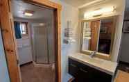 Toilet Kamar 3 Teton Court Motel