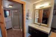 Phòng tắm bên trong Teton Court Motel