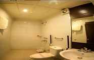 In-room Bathroom 5 Hotel Sheela Towers