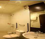 In-room Bathroom 5 Hotel Sheela Towers