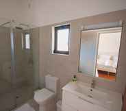 In-room Bathroom 4 Villa Mirembe