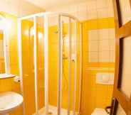 Toilet Kamar 5 Pensiunea Luiza