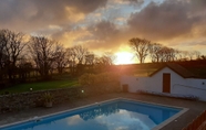 Kolam Renang 3 Trenewydd Farm Holiday Cottages