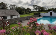 Kolam Renang 5 Trenewydd Farm Holiday Cottages