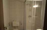 In-room Bathroom 5 Hotel Leppiner Hof