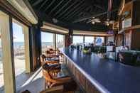Bar, Kafe, dan Lounge Boardwalk Beach Resort by Book That Condo
