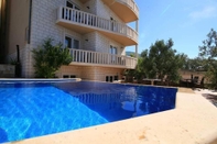 Swimming Pool Hotel Villa Dzamonja