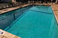 สระว่ายน้ำ Comfort Suites Gainesville near University