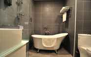 In-room Bathroom 5 Hotel Lounge