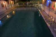 สระว่ายน้ำ SunShine Motel
