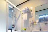 In-room Bathroom Meteor Shower B&B