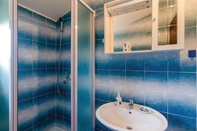 Toilet Kamar Amazing Home in Hodilje With Wifi and 2 Bedrooms