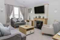 Common Space Charming Lodge Located on Cayton Bay Holiday Park