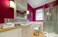 Toilet Kamar 3 3 Bedroom Apartment on Portobello Road in Notting Hill