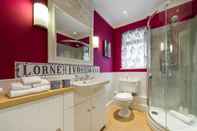 Toilet Kamar 3 Bedroom Apartment on Portobello Road in Notting Hill