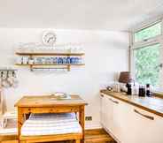 Kamar Tidur 6 Homely 4 Bedroom House in Brixton