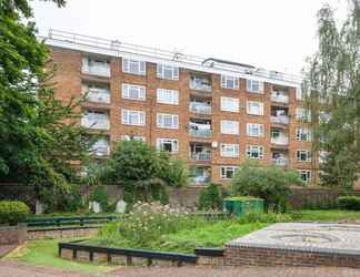 Exterior 2 Lovely 2 Bed Apartment w Balcony nr River Thames