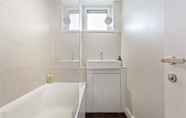 In-room Bathroom 6 Lovely 2 Bed Apartment w Balcony nr River Thames