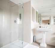 In-room Bathroom 6 The Redgarth