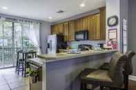 Bar, Cafe and Lounge Casa Bella Townhome 3 Bedroom Condo by Redawning