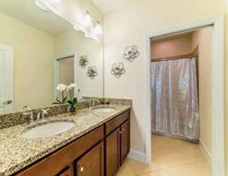 Phòng tắm bên trong 2 Wonderful 4 Bed Townhome Near Disney Parks 342 4 Bedroom Townhouse by Redawning