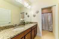 Phòng tắm bên trong Wonderful 4 Bed Townhome Near Disney Parks 342 4 Bedroom Townhouse by Redawning