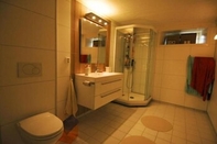 In-room Bathroom StayPlus Four-Bedroom Holiday House