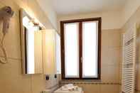 In-room Bathroom Residence Eden Camelia 5