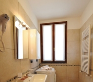 In-room Bathroom 3 Residence Eden Camelia 6