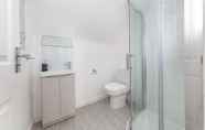 Toilet Kamar 5 Mclaren House Seahouses