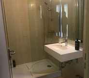 In-room Bathroom 6 Mercure Galati Centrum