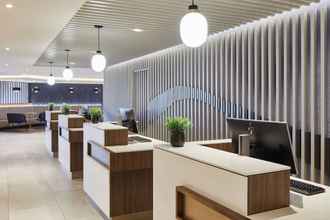 Lobi 4 Courtyard by Marriott London Heathrow Airport