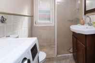 Phòng tắm bên trong 90m² homm Sea View Apartment in Alimos