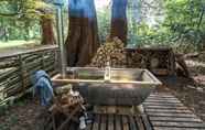 ห้องน้ำภายในห้อง 6 Punch Tree Cabins, Couples, Hot Tub Wood Burning