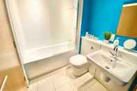 In-room Bathroom 5-bed Townhouse Salford Deep Cleaned