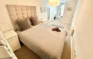 Bedroom 4 2-bed Apartment Parking Deep Cleaned Professionally