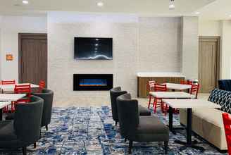 Lobby 4 La Quinta Inn & Suites by Wyndham-Red Oak TX IH-35E