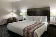 ห้องนอน La Quinta Inn & Suites by Wyndham-Red Oak TX IH-35E