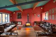 Lobby Beautiful Rural Yurt With Wood Fired hot tub