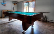 Kemudahan Hiburan 4 Beautiful Lakehouse with POOL TABLE by CozySuites