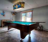 Fasilitas Hiburan 4 Beautiful Lakehouse with POOL TABLE by CozySuites